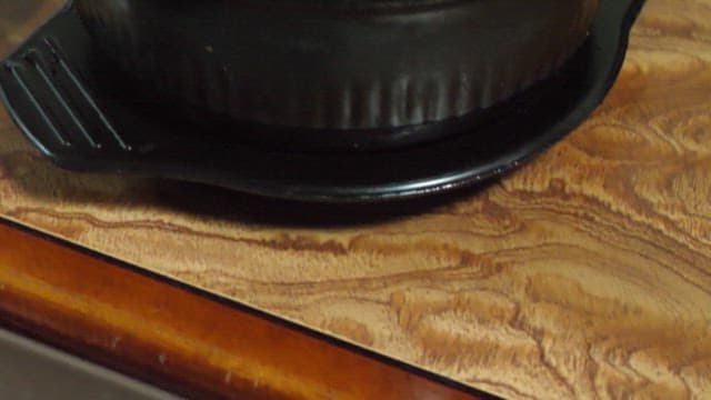 나무 테이블 위에 놓인 뚝배기 된장찌개