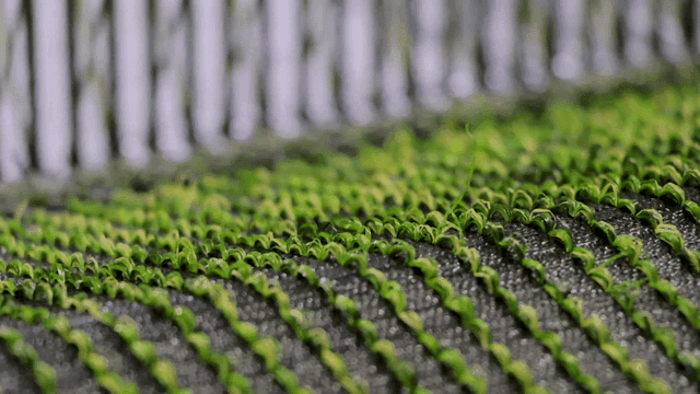 공장에서 짜여지는 녹색 인조잔디