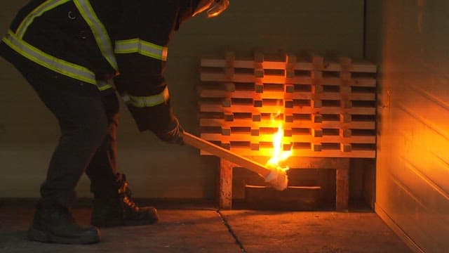 통제된 환경에서 화재 발생을 유도하는 소방관