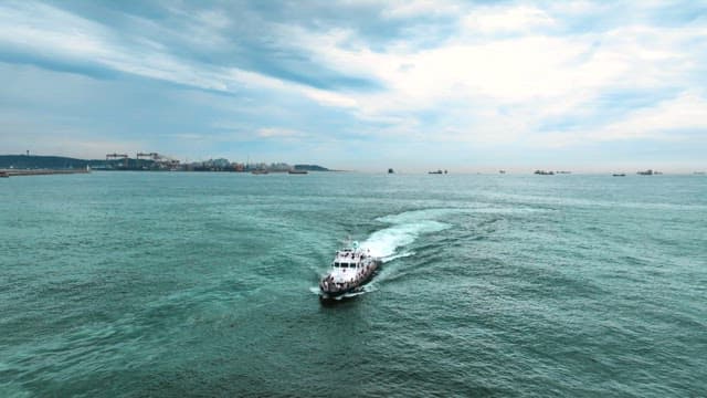 바다를 항해하는 큰 배