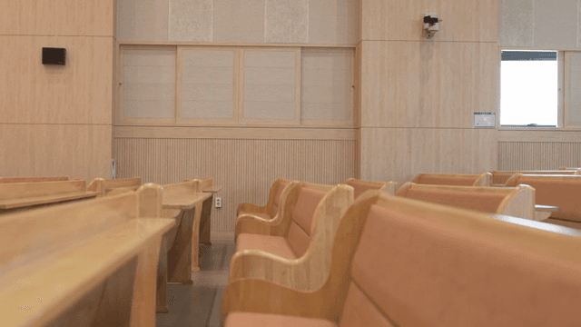 조용한 홀의 빈 교회 좌석