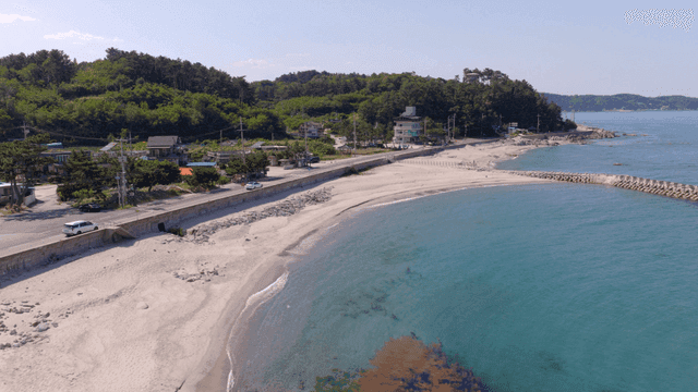 해안 도로와 집이 있는 고요한 해변