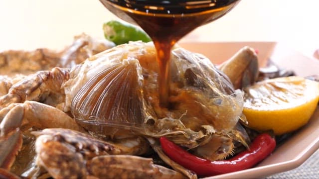 레몬과 고추를 곁들인 간장게장