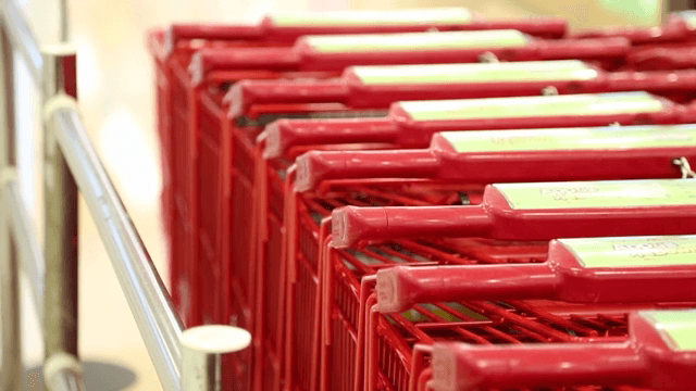 일렬로 정렬된 빨간 쇼핑 카트