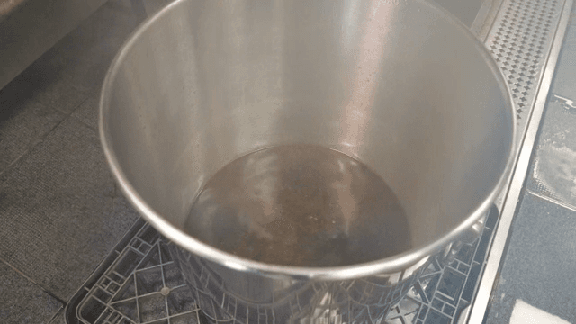 냄비에서 건더기를 건져내는 장면