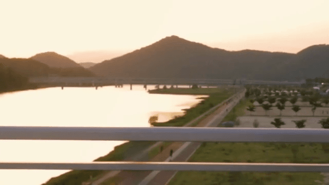 산과 강이 있는 고요한 일몰 풍경