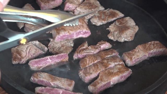 뜨거운 팬에 구워지는 소고기