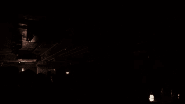 어두운 실내 콘서트 장면