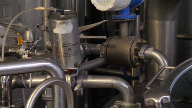 공장의 다양한 금속 부품과 디지털 계기판이 있는 산업 기계