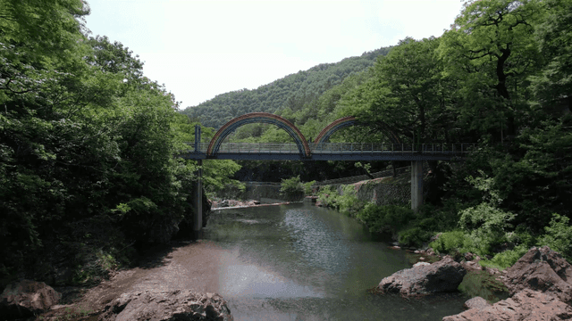 다채로운 다리가 있는 고요한 강