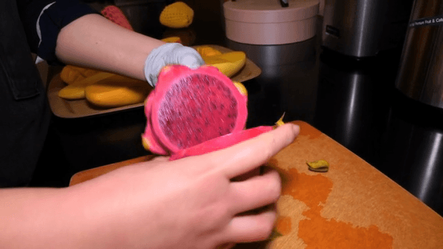 주방에서 용과 자르기