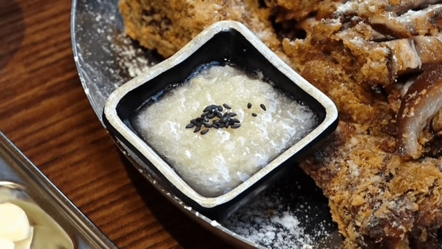 Garlic sauce served with Deep-fried Braised Pigs' Feet
