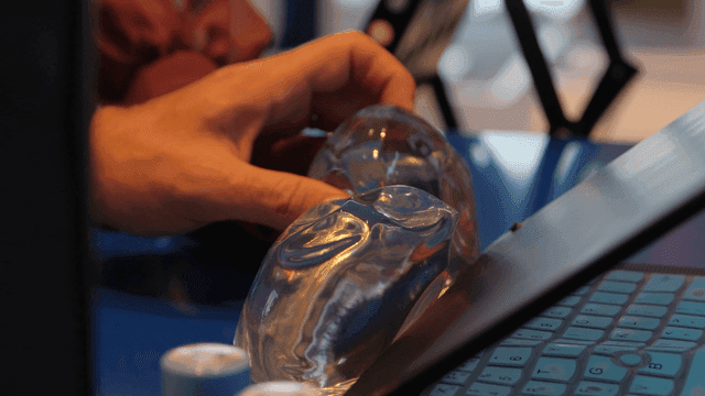 투명하고 말랑한 물체를 만져보는 손