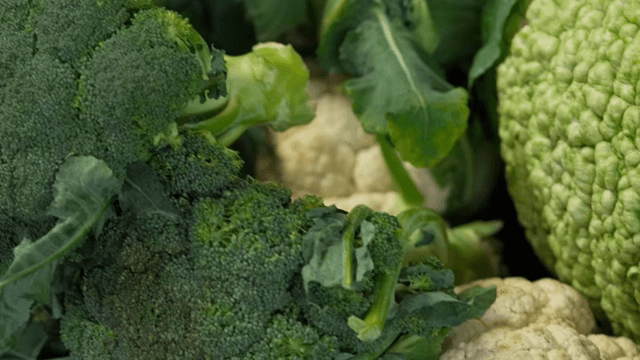 신선한 브로콜리와 콜리플라워 진열