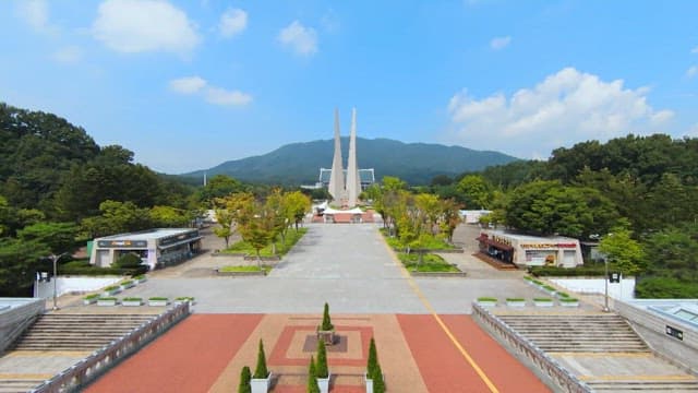 화창한 날 겨레의 탑이 보이는 독립기념관 전경