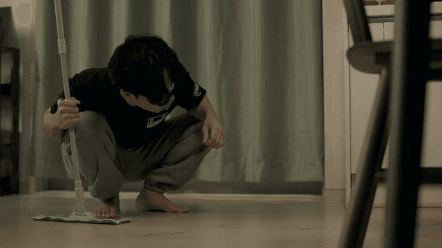 거실 바닥에서 핏자국을 발견한 남성