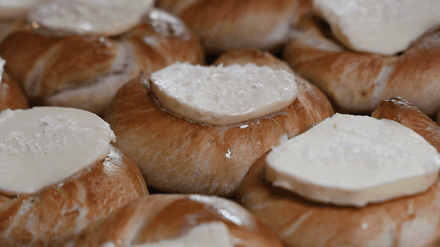 버터가 올라간 갓 구운 베이글