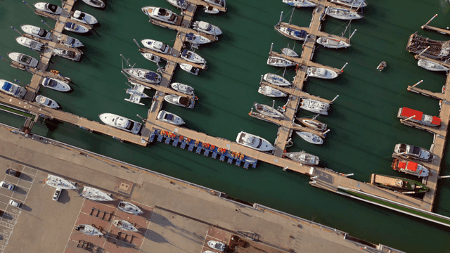 정박된 요트와 보트가 있는 위락항