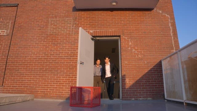 두 사람이 옥상으로 나오는 모습