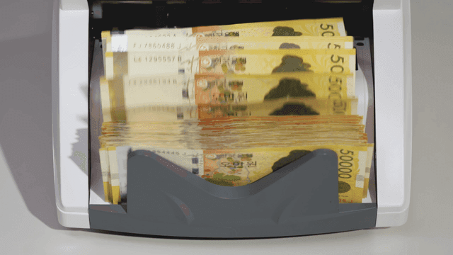 Counting machine processing banknotes