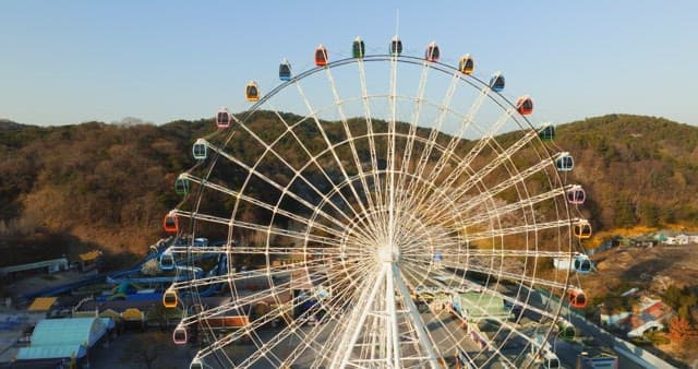 Ferris wheel in an amusement park during daytime