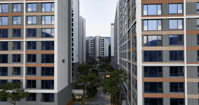 나무가 있는 현대적인 아파트 건물