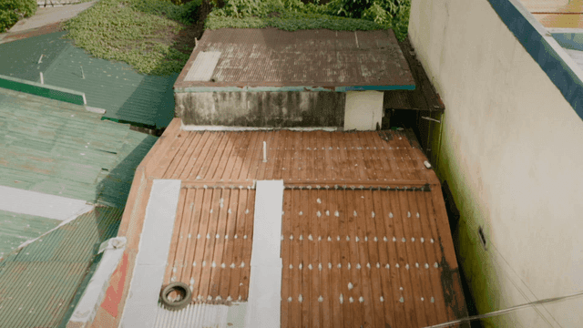 낡은 판자촌의 주택 지붕