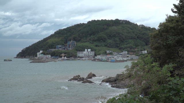 푸른 언덕이 있는 해안 마을