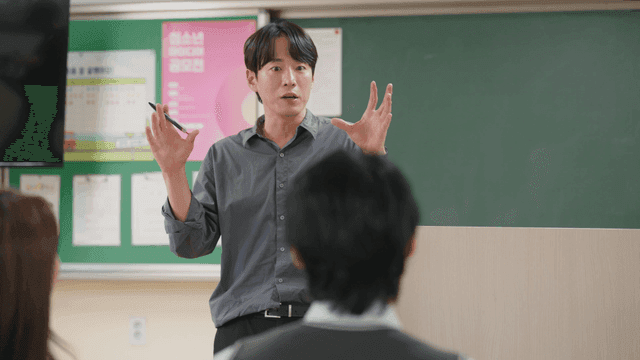 몸짓으로 학생들과 소통하며 수업하는 선생님