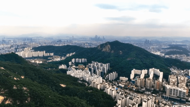 산으로 둘러싸인 대도시 전경