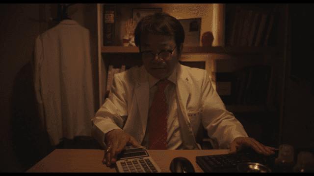 계산 후에 계산기를 내미는 의사