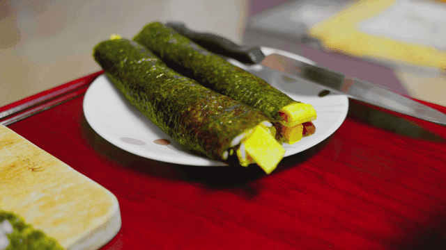 칼과 함께 접시에 놓인 김밥