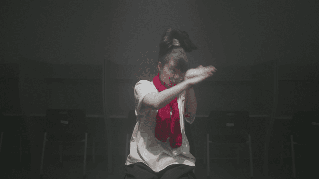 독서실에서 힘차게 춤을 추는 소녀