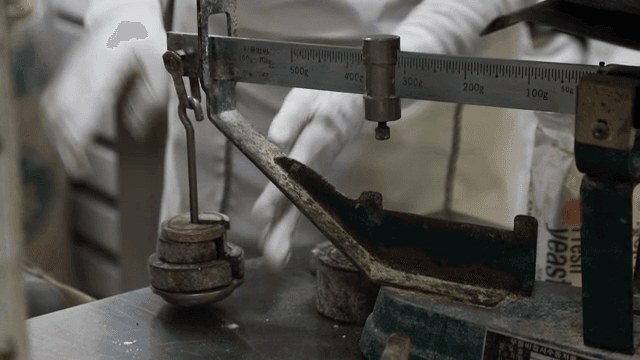 찐빵을 만드는 저울을 조절하는 모습