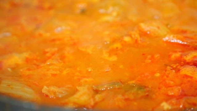 보글보글 끓는 얼큰한 김치찌개