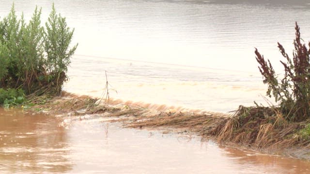 길까지 범람한 강물