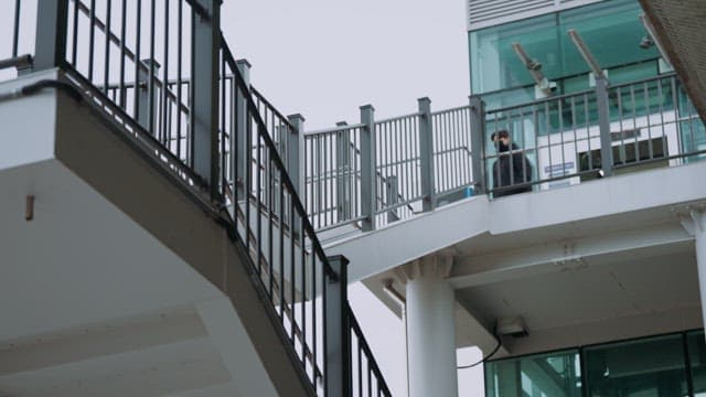 현대적인 육교를 걷는 사람