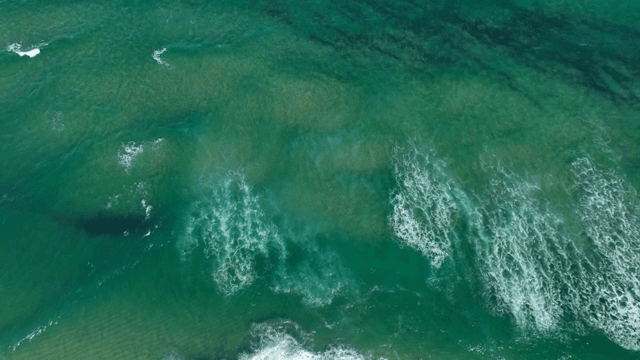 파도가 있는 고요한 해변의 항공 뷰