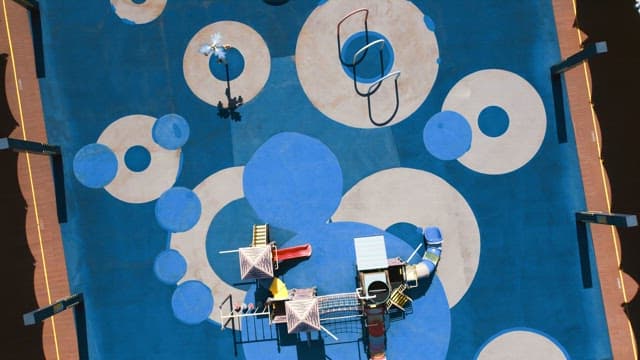 기하학적 패턴의 화려한 놀이터