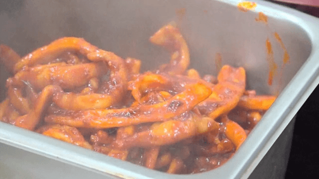 쟁반에 담긴 매운 오징어 볶음