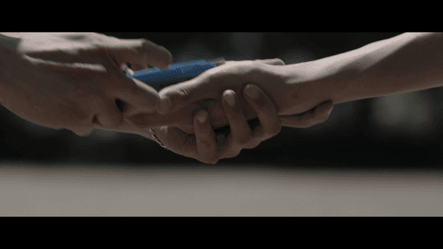 커터칼을 쥐어주는 손