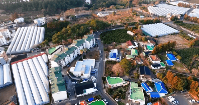 온실이 있는 시골 마을