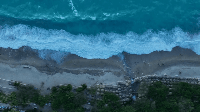 열대 해변에 부딪히는 파도