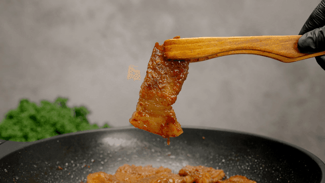 Cooking marinated meat in a pan