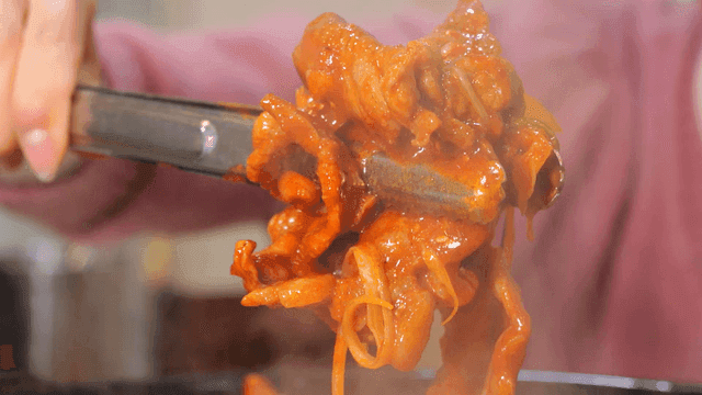 Tongs for picking up spicy stir-fried pork