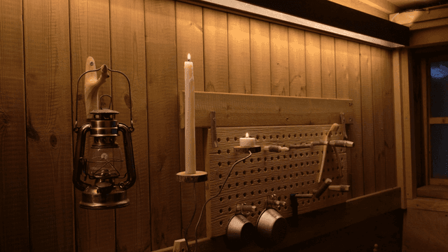 촛불이 있는 아늑한 나무 선반 인테리어