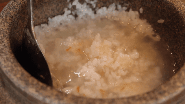 돌솥에 담긴 따뜻한 숭늉