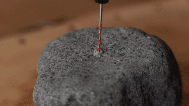 돌 표면에 드릴 작업