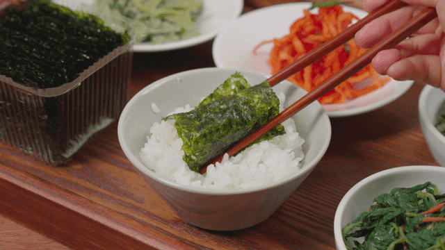 밥과 김을 곁들인 한국 반찬