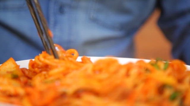 먹음직스럽고 매콤한 볶음짬뽕을 젓가락으로 섞는 모습